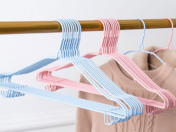 Why Choosing a Professional Clothes Hanger Manufacturer Matters for Your Dry Cleaning Business